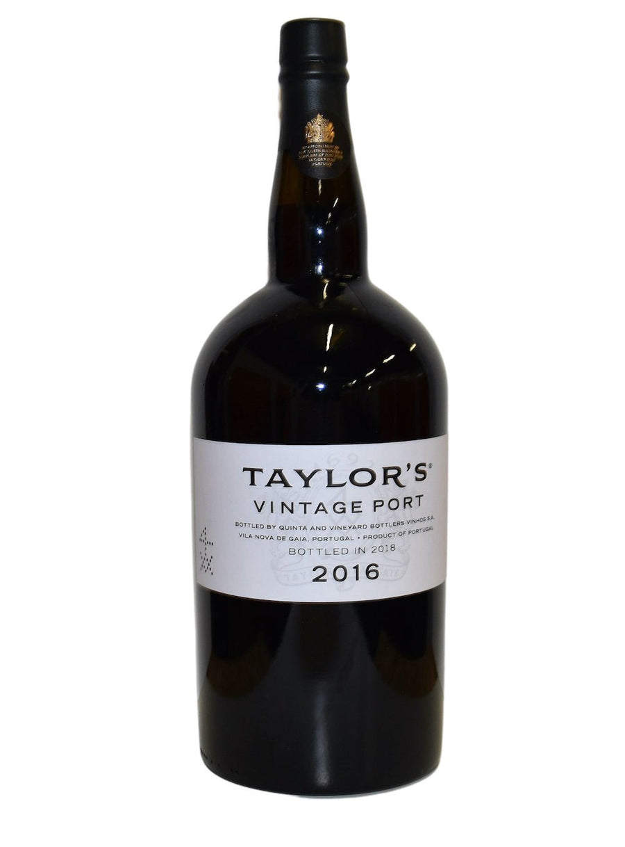 Eine Flasche Taylor's Vintage 2016 Magnum 1,5l mit einem Etikett, das darauf hinweist, dass es sich um einen Jahrgang 2016 handelt.