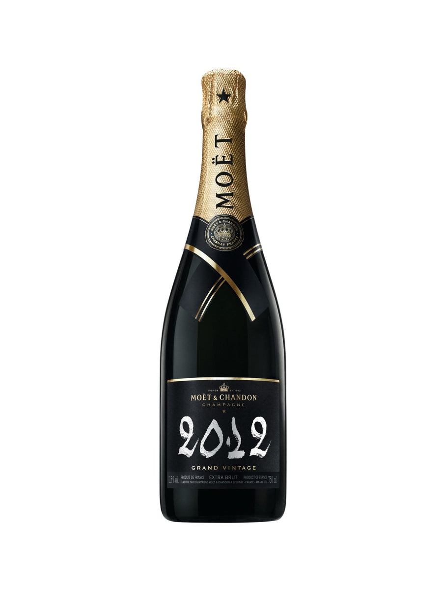 Flasche Moet & Hennessy Grand Vintage 2012 Extra-Brut Champagner isoliert auf weißem Hintergrund.