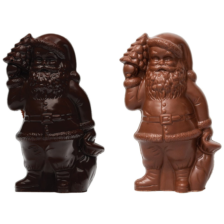 Zwei Weihnachtsmann-Duo-Figuren der Sylter Manufaktur Johannes König, eine aus dunkler Schokolade und die andere aus Vollmilchschokolade, vor weißem Hintergrund.