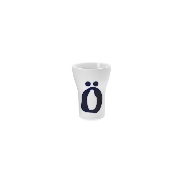 Ein weißer Hering Berlin Letter Cup mit aufgedrucktem minimalistischem Pinguin-Design.