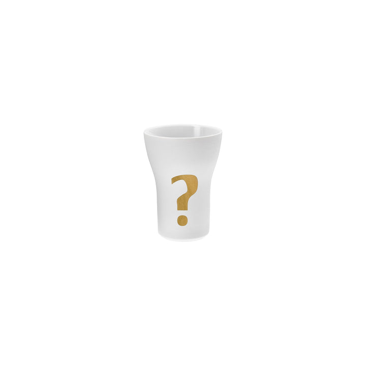 Ein weißer Hering Berlin Letter Cup mit einem goldenen Fragezeichen-Symbol auf der Vorderseite.