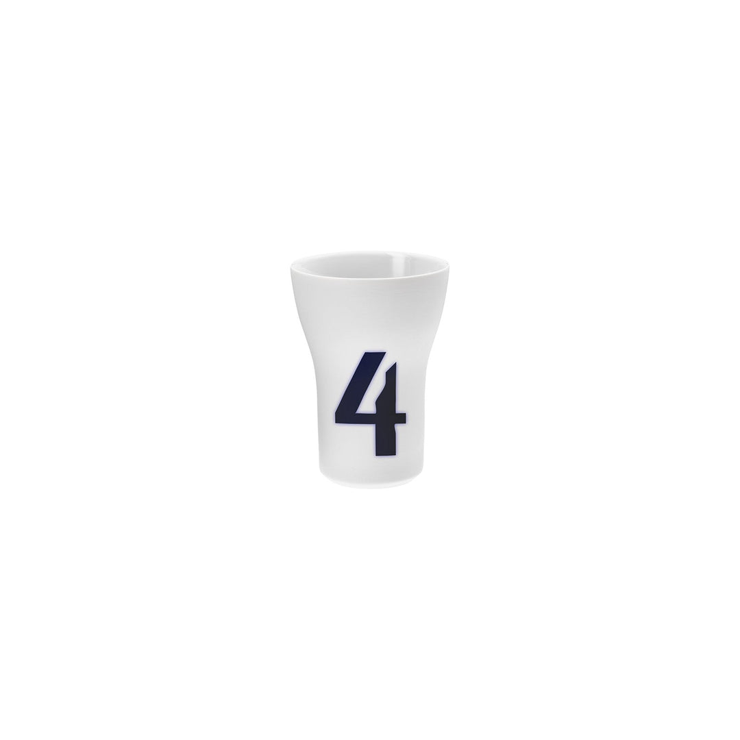 Ein weißer Hering Berlin Letter Cup mit der dunkelblauen Nummer 4 auf der Seite.
