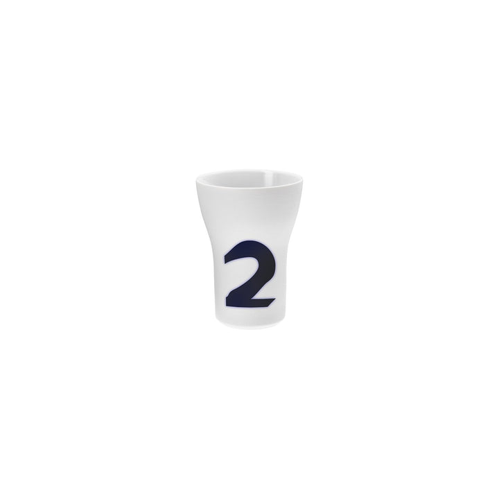 Ein weißer Hering Berlin Letter Cup mit der Nummer 2 in großer, kräftiger blauer Schrift auf der Seite.