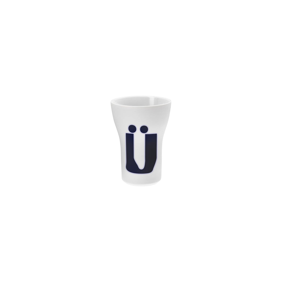 Ein weißer Hering Berlin Letter Cup mit einem blauen stilisierten Gesichtsdesign auf der Vorderseite.