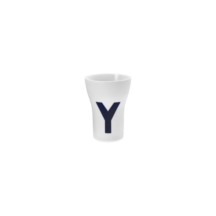 Ein weißer Hering Berlin Letter Cup mit einem blauen Buchstaben „y“ an der Seite.