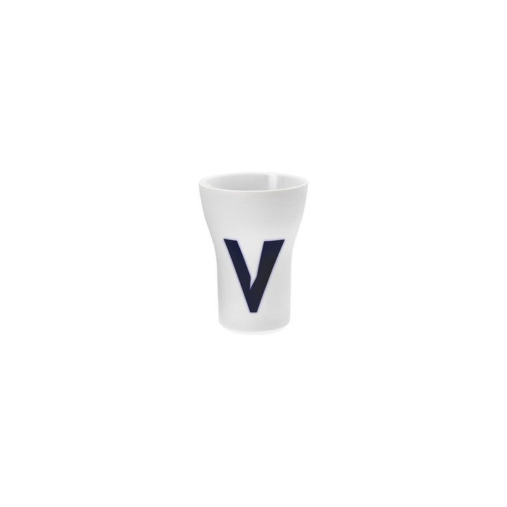 Weiße Hering Berlin Buchstabenbecher mit einem blauen Buchstaben „V“ auf der Vorderseite.