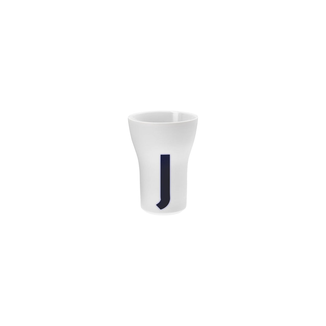 Weißer Trinkbecher aus Porzellan mit blauem seitlichem Buchstaben „j“ aus der Hering Berlin Letter Cups Kollektion.