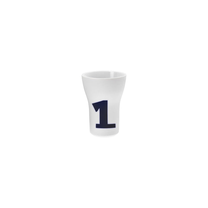 Ein weißer Hering Berlin Letter Cup mit der Nummer 1 in großer, blauer Schrift auf der Seite.