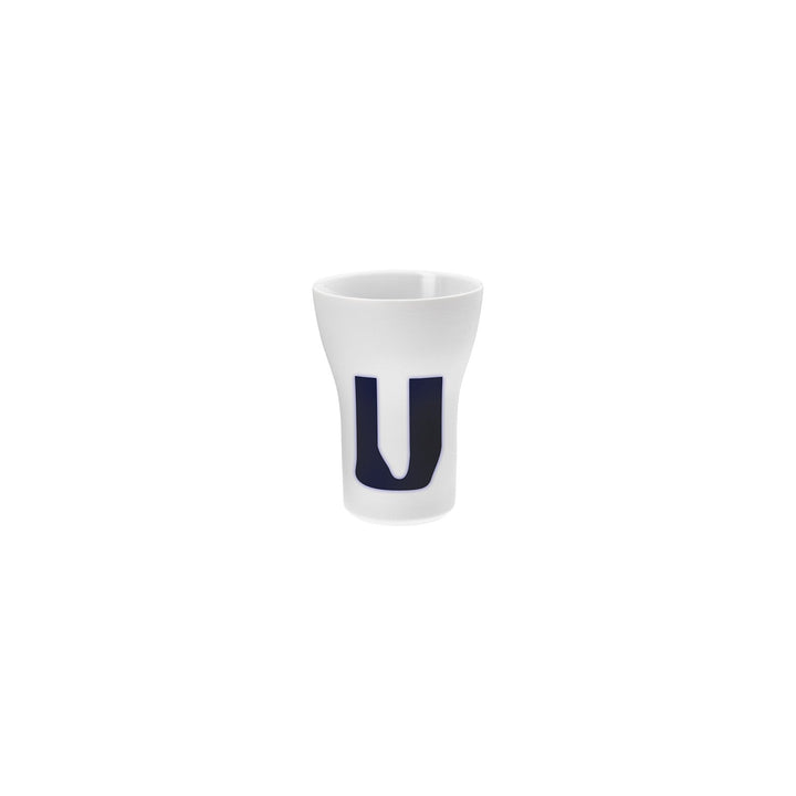 Ein weißer Hering Berlin Letter Cup mit einem blauen Buchstaben „u“ auf der Seite.