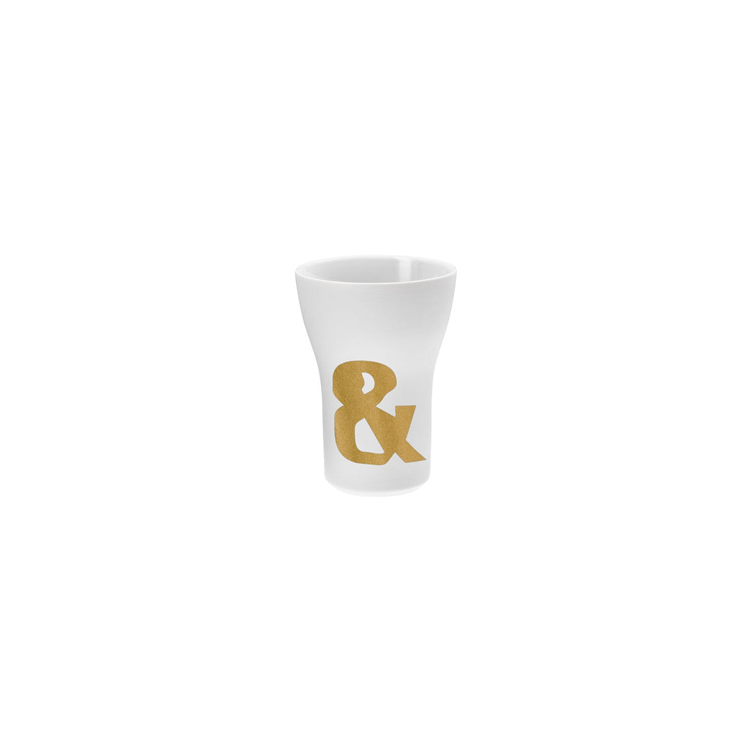 Ein weißer Hering Berlin Letter Cup mit einem goldenen kaufmännischen Und-Symbol darauf.
