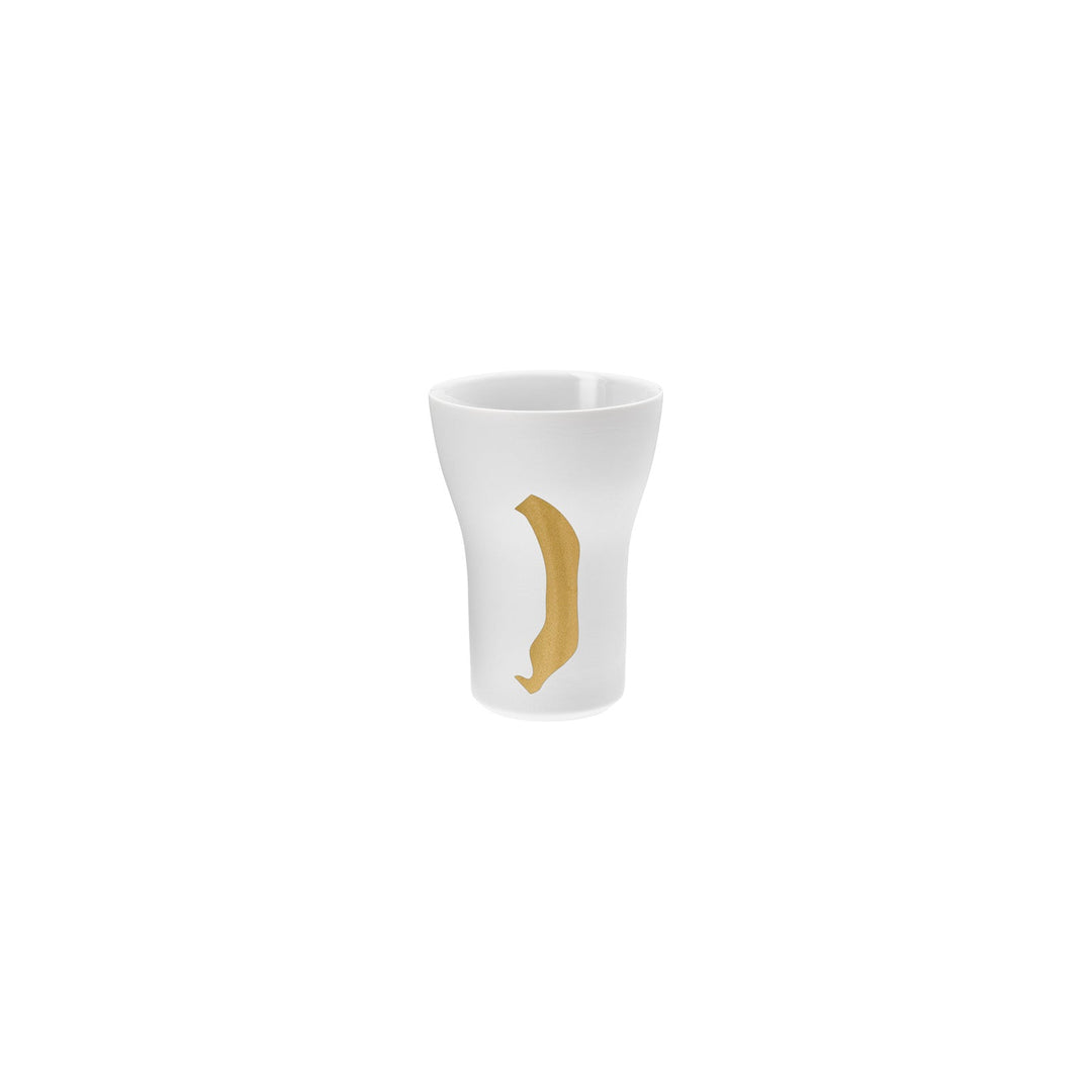 Ein weißer Hering Berlin Letter Cup mit einem goldfarbenen, geschwungenen Design auf der Seite.