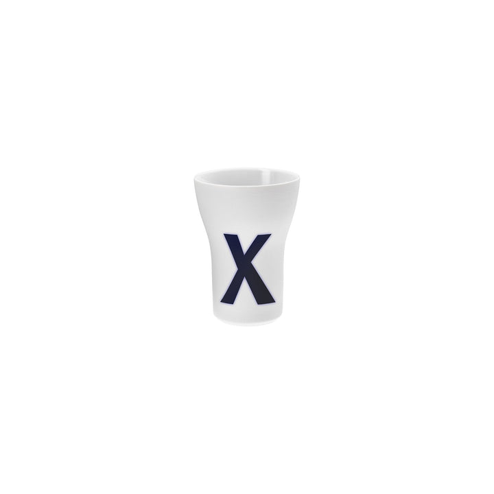 Hering Berlin Letter Cups mit einem blauen „x“ auf der Seite gedruckt.
