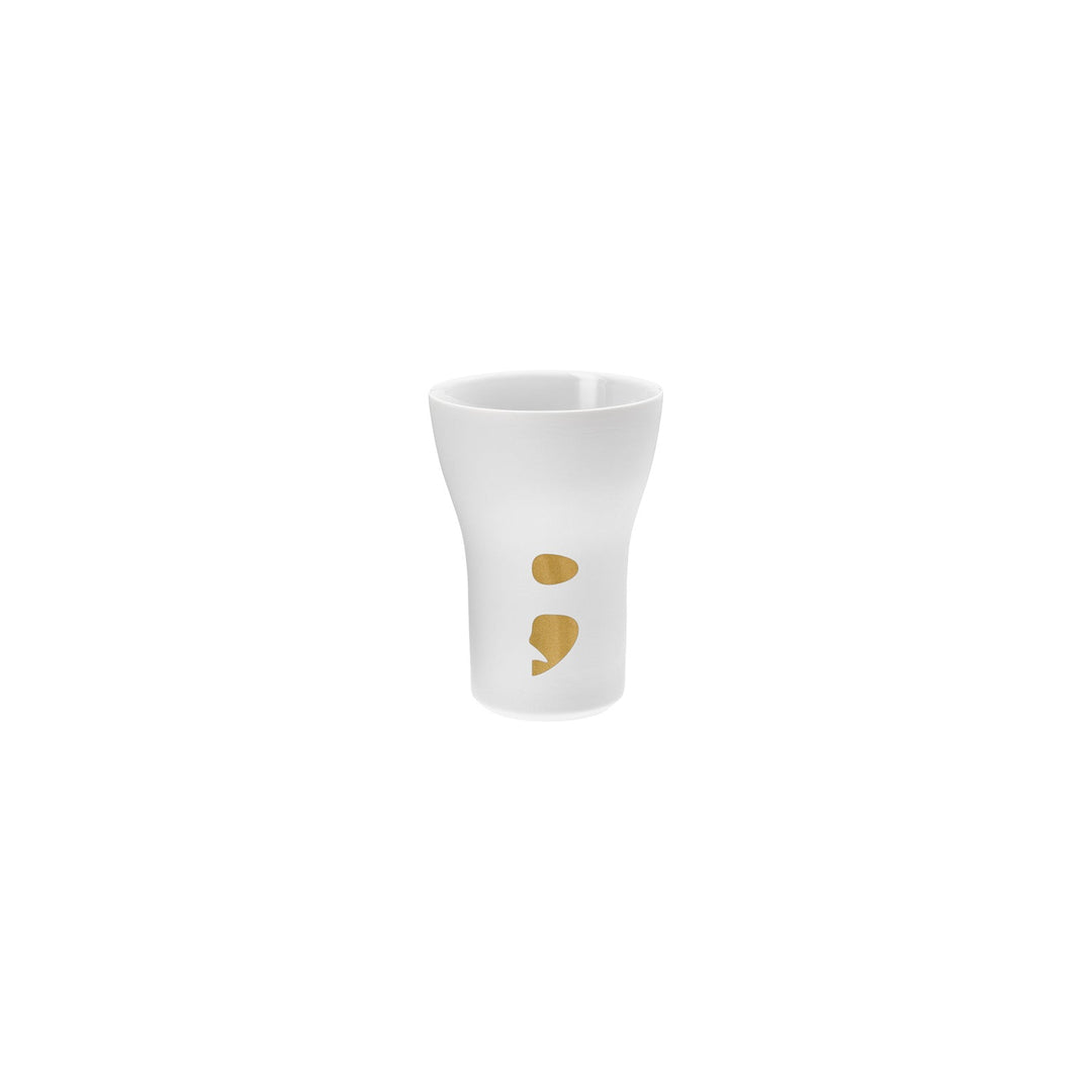 Weißes Schnapsglas aus Keramik mit goldenen Akzenten auf isoliertem Hintergrund, das an die Ästhetik der Hering Berlin Letter Cups von Hering Berlin erinnert.