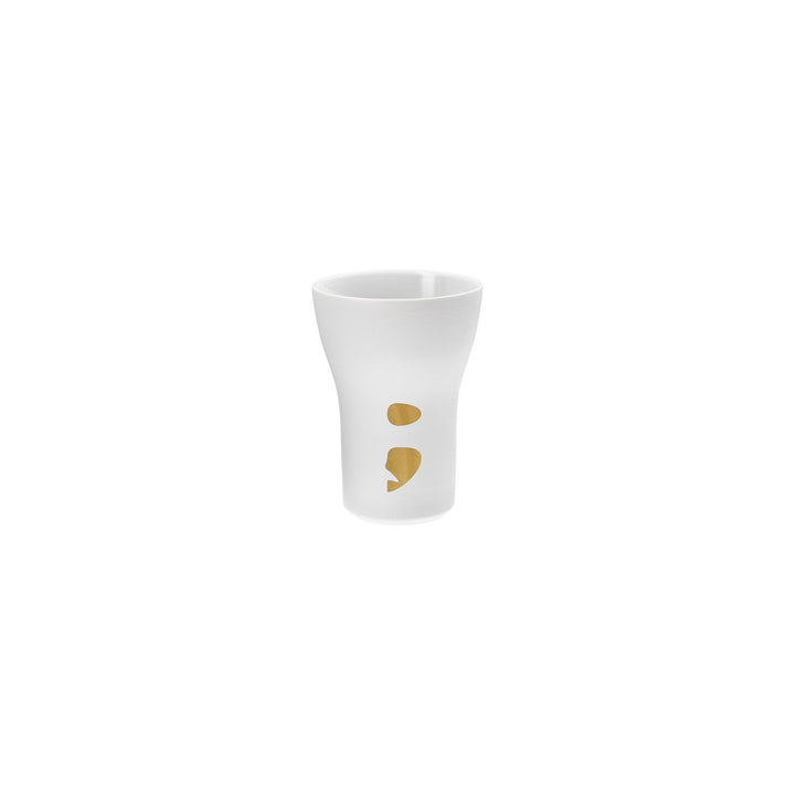 Weißes Schnapsglas aus Keramik mit goldenen Akzenten auf isoliertem Hintergrund, das an die Ästhetik der Hering Berlin Letter Cups von Hering Berlin erinnert.