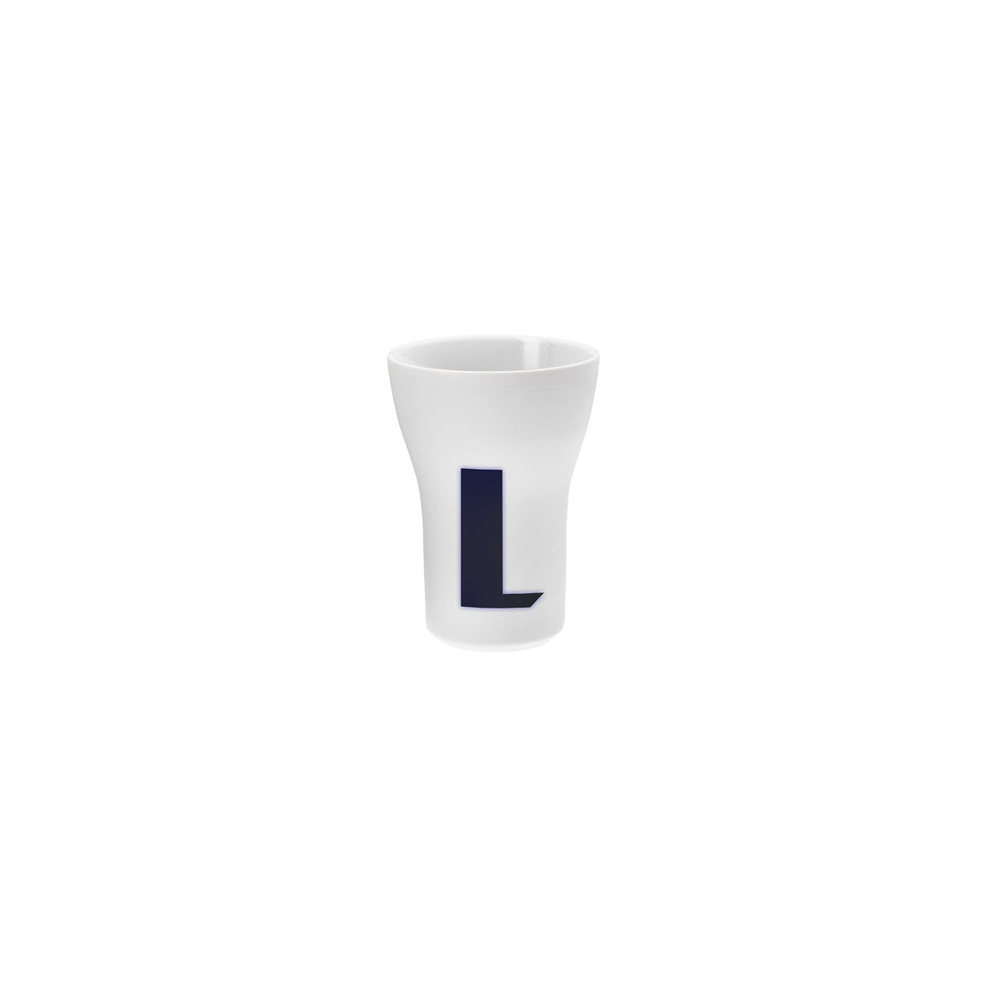 Ein weißer Hering Berlin Letter Cup mit einem großen blauen Buchstaben „L“ auf der Seite.