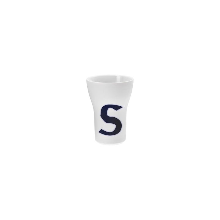 Weißer Hering Berlin Letter Cup mit einem blauen Buchstaben „s“ auf der Seite.