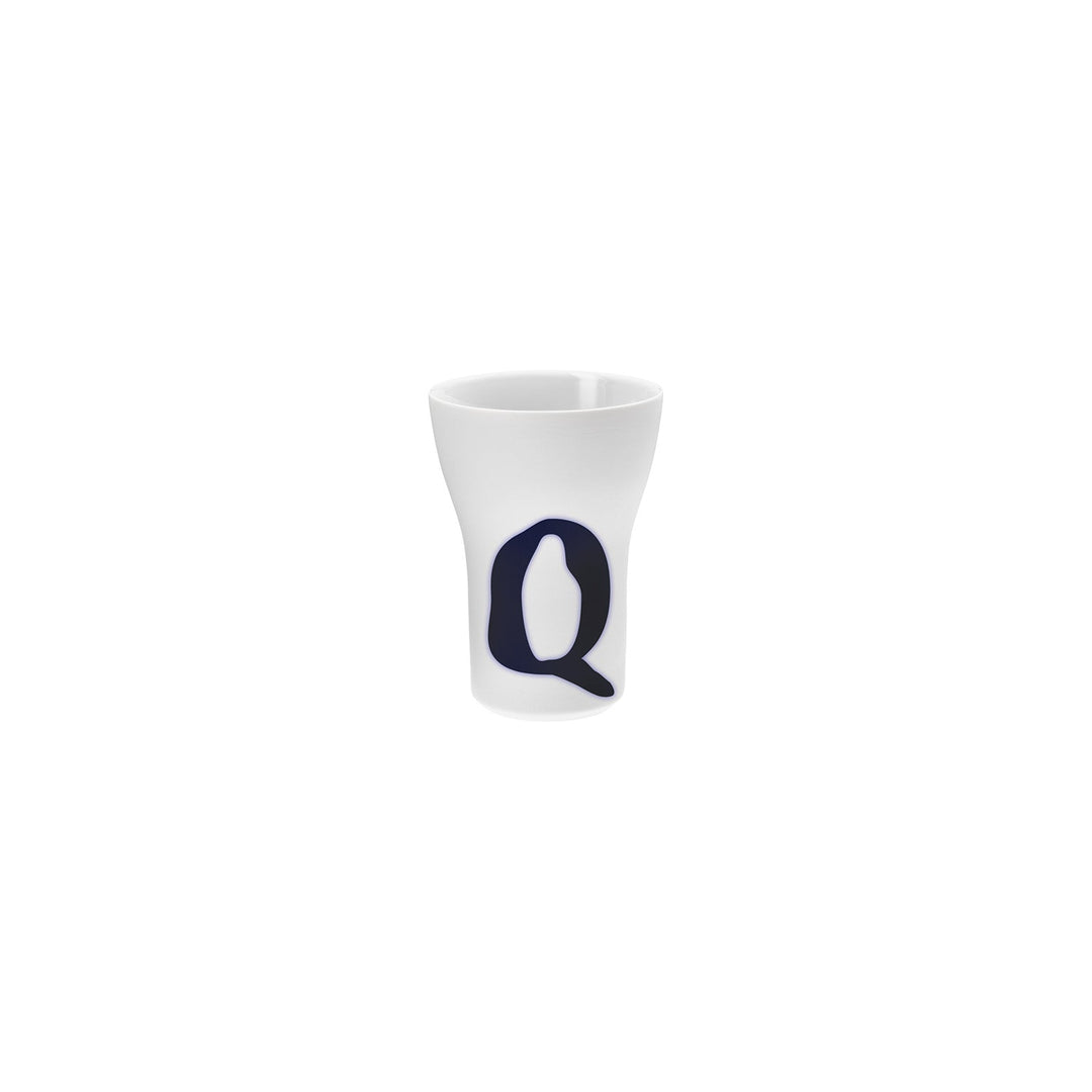 Ein weißer Hering Berlin Letter Cup mit einem blauen „Q“-Design auf der Seite.