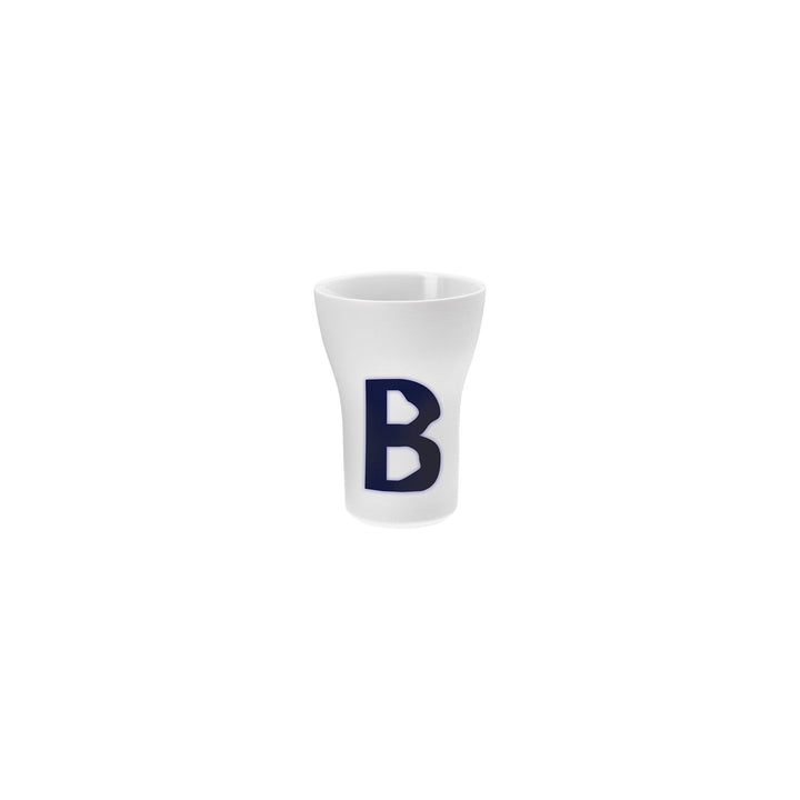 Ein weißes Hering Berlin Letter Cups Schnapsglas mit einem blauen Großbuchstaben „b“ auf der Seite.