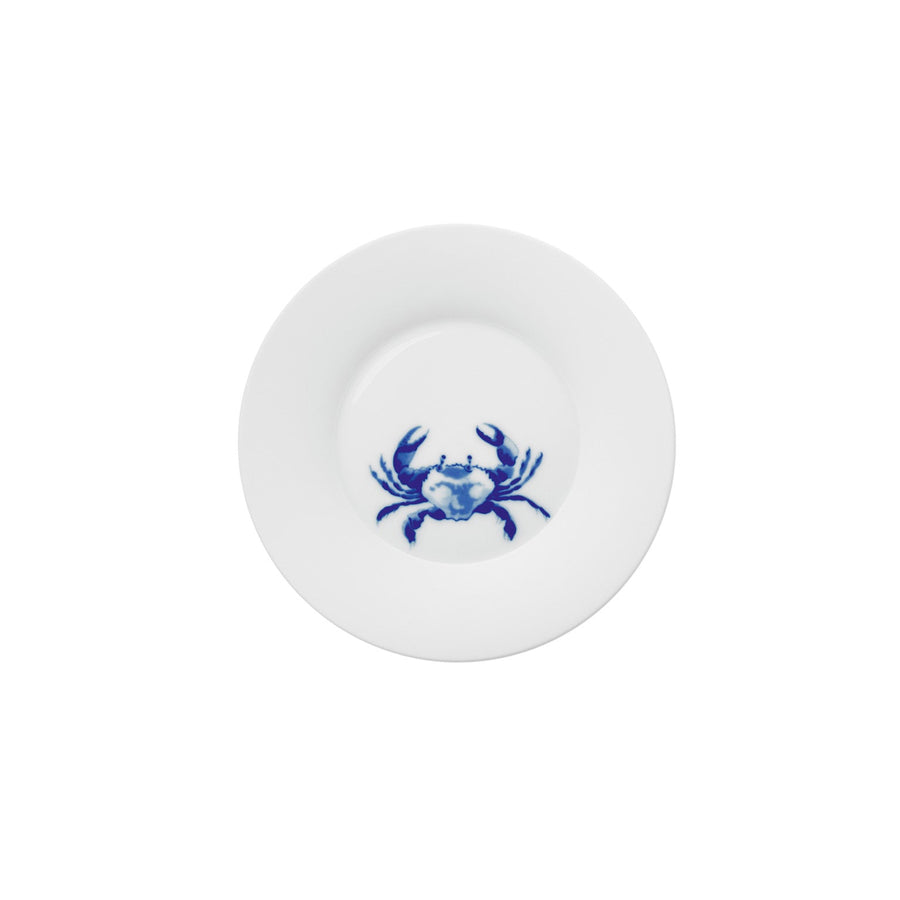 Ein weißer Teller von Hering Berlin mit einem blauen Krabbendesign in der Mitte.