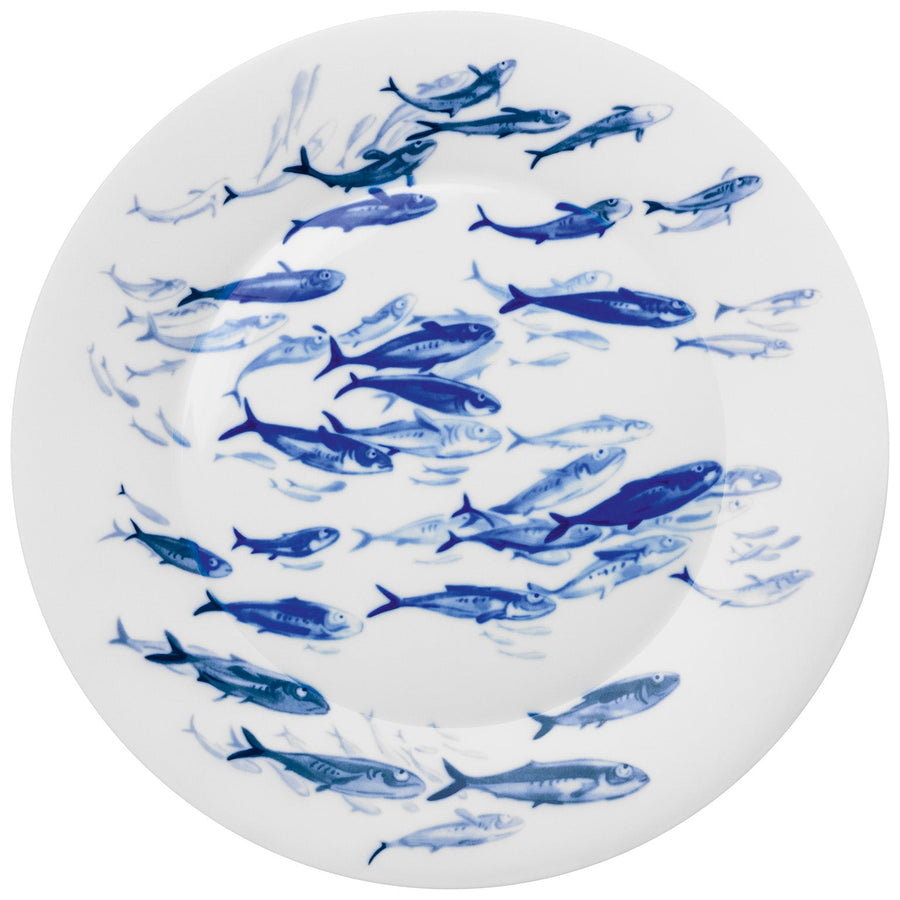 Ein weißer Teller von Hering Berlin mit einem blauen Muster, das einen Fischschwarm darstellt, der in einer kreisförmigen Formation schwimmt.