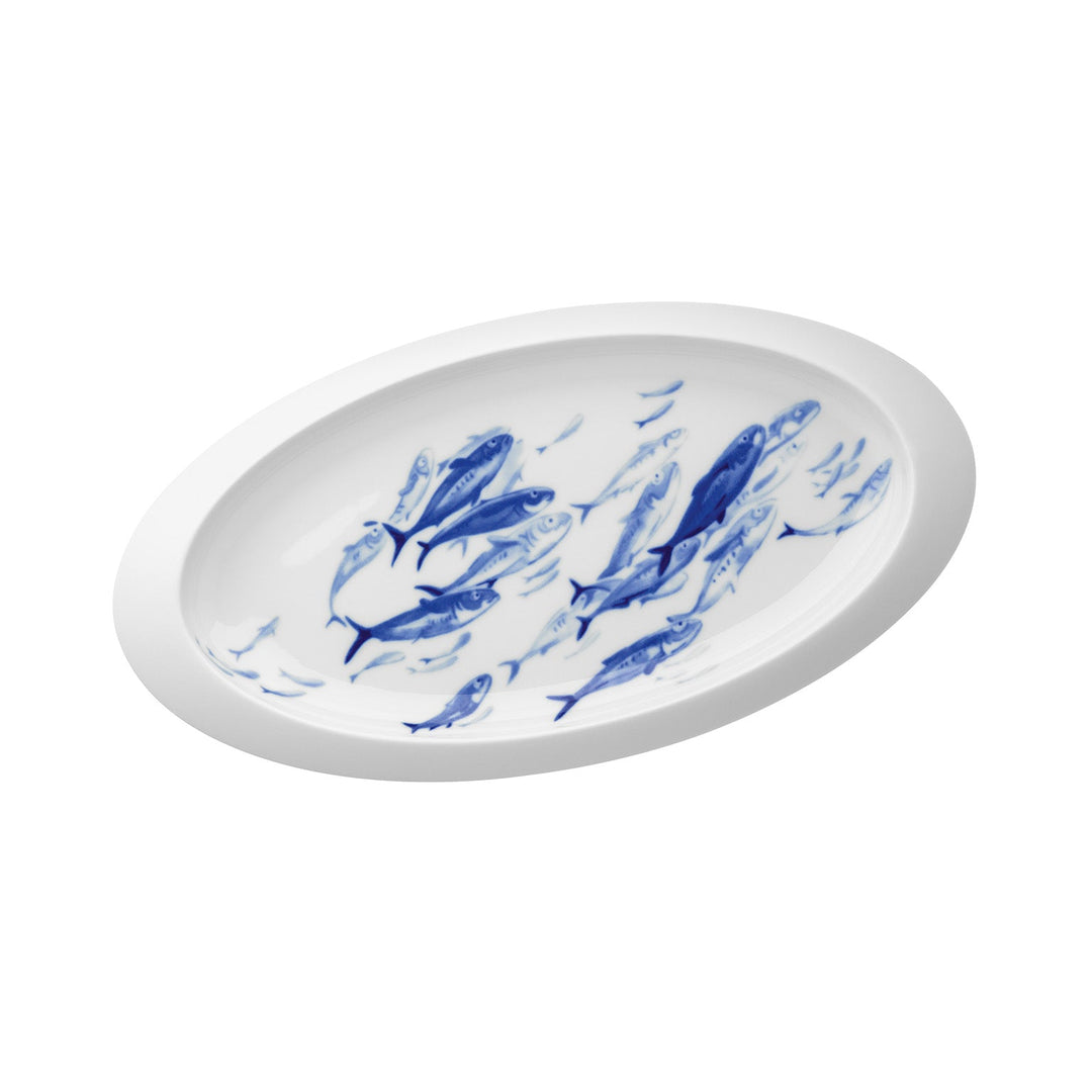 Ein weißer ovaler Teller mit blauem Fischmotiv auf der Oberfläche von Hering Berlin, hergestellt aus Biskuitporzellan.