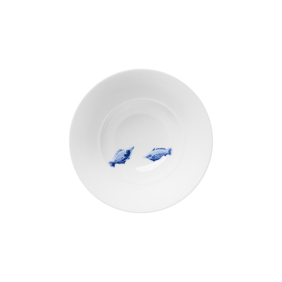 Ein weißer Teller von Hering Berlin mit zwei blauen Fischmotiven auf der Oberfläche, isoliert auf weißem Hintergrund.