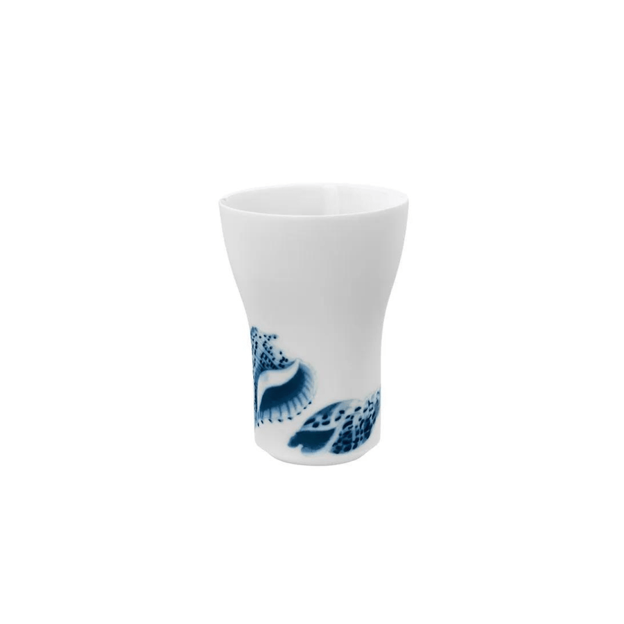 Ein weißer Hering Berlin Becher aus Keramik, große Meeresmuscheln mit blauen Mustern auf einer Seite, isoliert auf weißem Hintergrund.