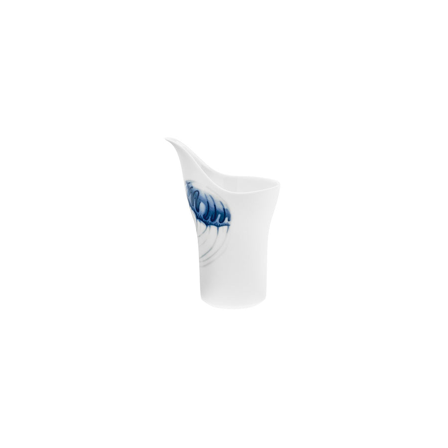 Ein Hering Berlin Milchgießer Ocean mit einem Motiv „Qualle“ auf einem isolierten weißen Hintergrund, der die unverwechselbare Biskuitporzellan-Qualität eines handgefertigten Geschirrs zeigt.
