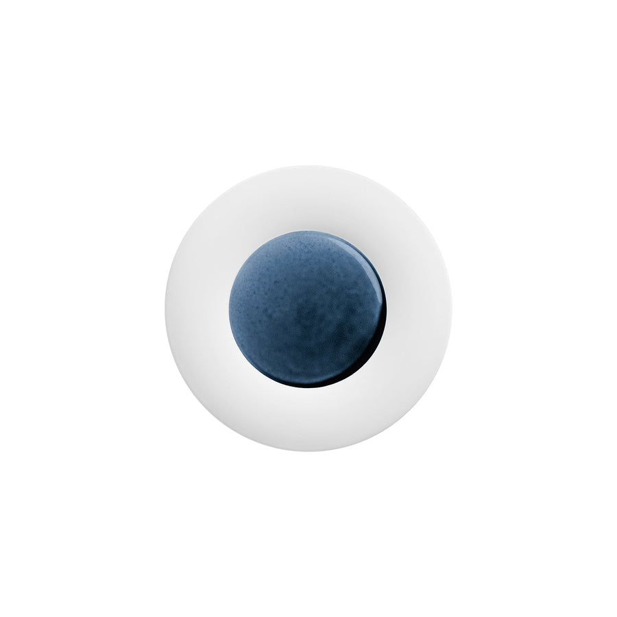 Eine einfache, minimalistische Darstellung eines Auges, gefertigt als Hering Berlin Kuchen- und Brotteller Blue Silent, zeigt eine blaue Iris, umgeben von weißer Sklera, vor einem schlichten Hintergrund.