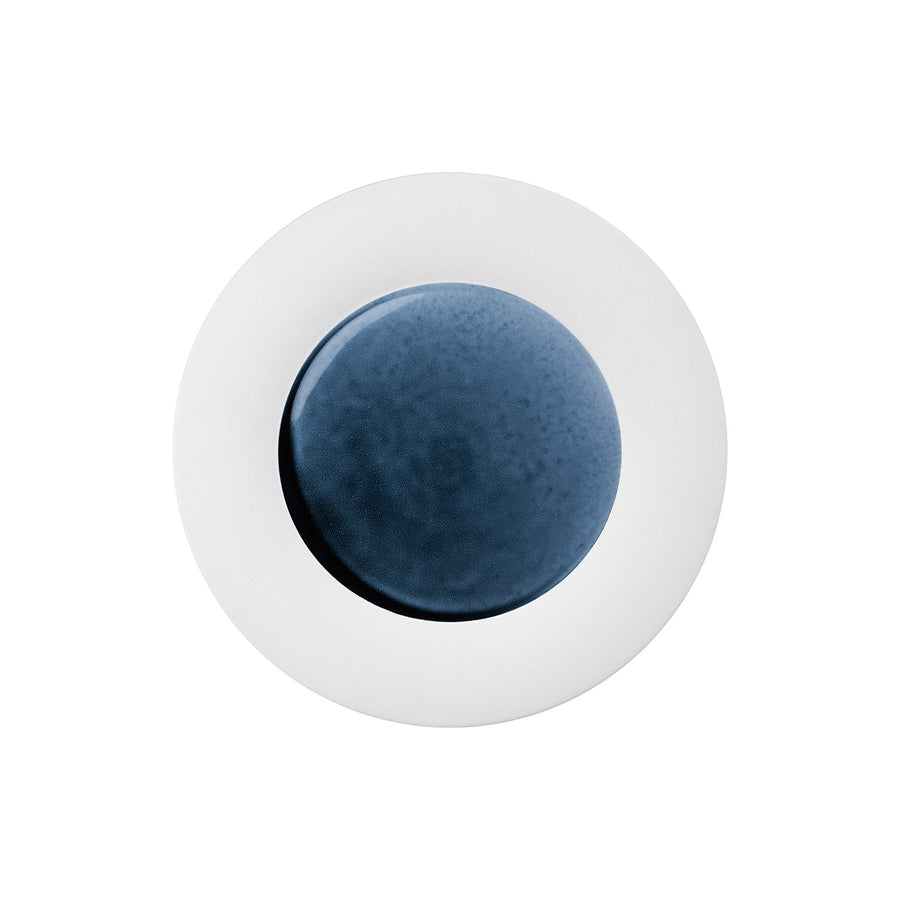 Ein blaues kugelförmiges Objekt, zentriert in einem kreisförmigen weißen Hering Berlin-Rand auf einem schlichten Hintergrund.