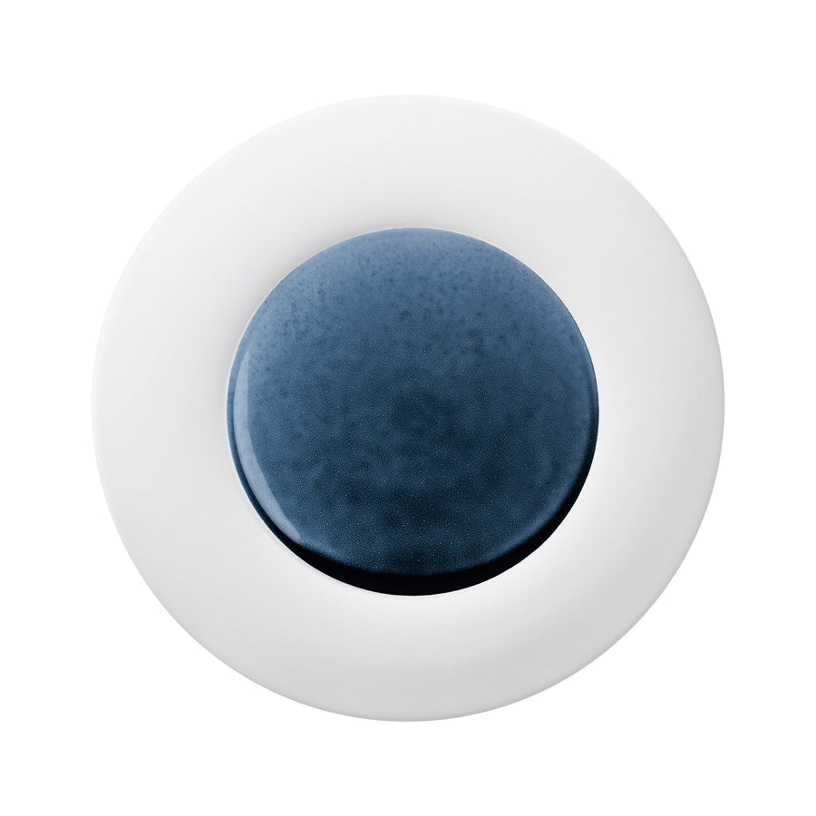 Ein blaues kugelförmiges Objekt mit einem Hering Berlin Essteller Blue Silent ist in einem weißen, kreisförmigen Rahmen vor einem weißen Hintergrund zentriert.