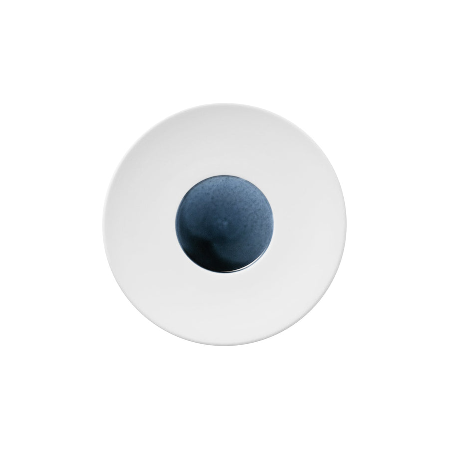 Ein einzelnes blaues rundes Objekt, zentriert auf einem weißen Hering Berlin Coupeteller Ø20 cm Blue Silent Teller vor einem weißen Hintergrund, gefertigt als Teil der Hering Berlin Blue Silent Kollektion.