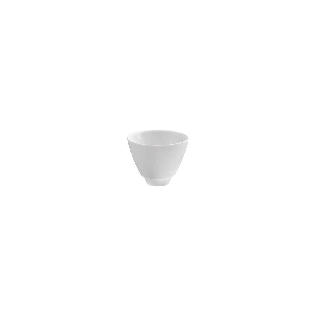 Eine schlichte weiße Hering Berlin Espressotasse Samtschale isoliert auf weißem Hintergrund.