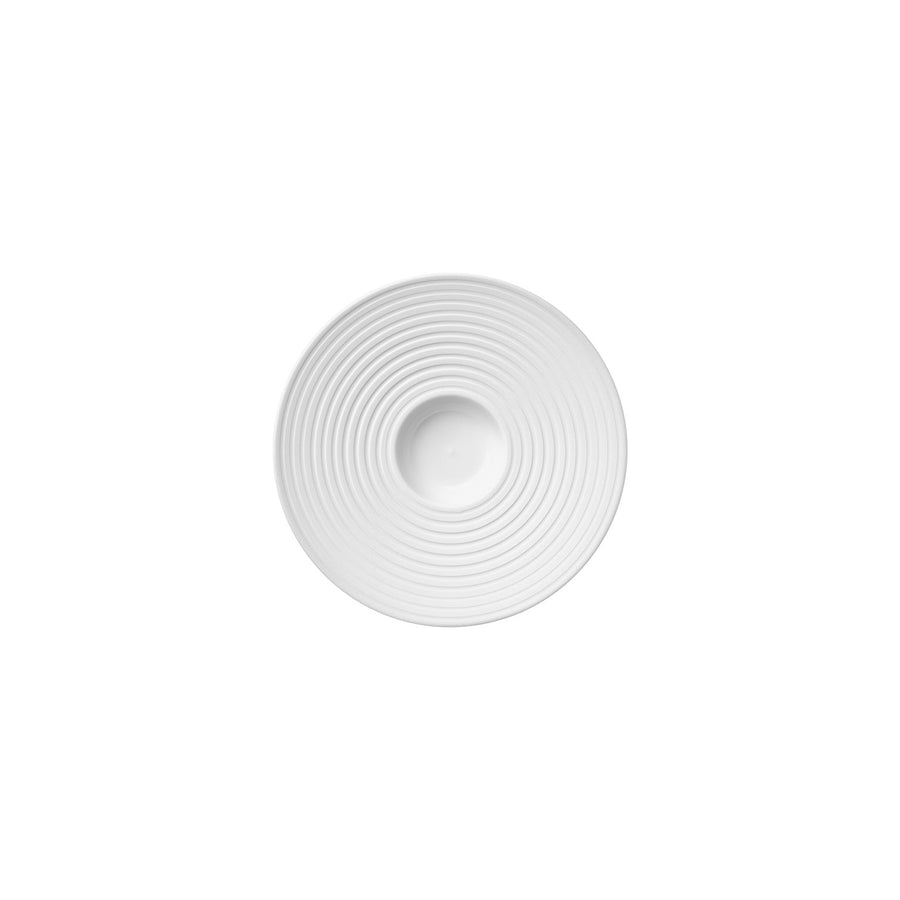 Eine weiße, leere Hering Berlin Unterteller Pulse-Platte mit konzentrischen kreisförmigen Rippen, direkt von oben betrachtet, isoliert auf weißem Hintergrund.
