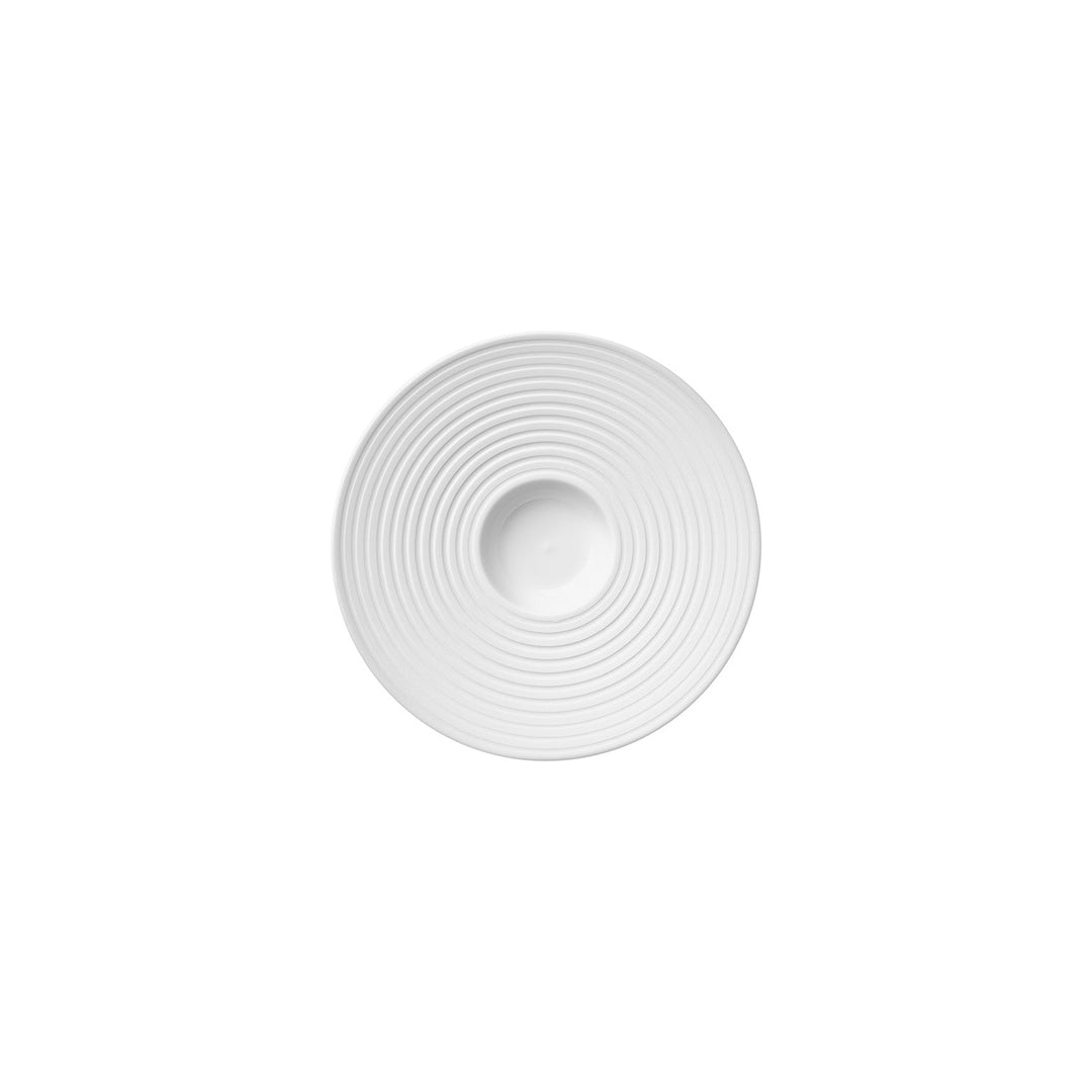 Eine weiße, leere Hering Berlin Unterteller Pulse-Platte mit konzentrischen kreisförmigen Rippen, direkt von oben betrachtet, isoliert auf weißem Hintergrund.