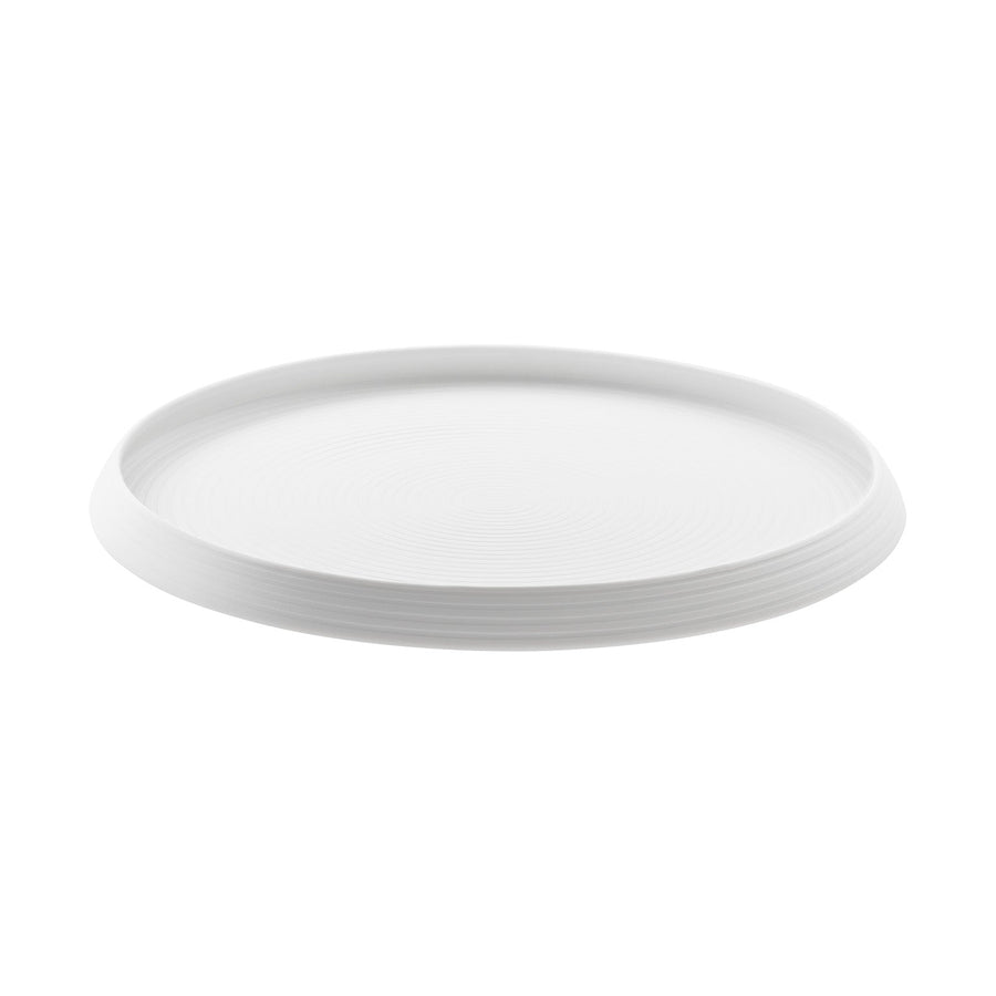 Ein schlichter weißer, leerer runder Hering Berlin Rundes Tablett Pulse Teller mittig auf einem weißen Hintergrund.