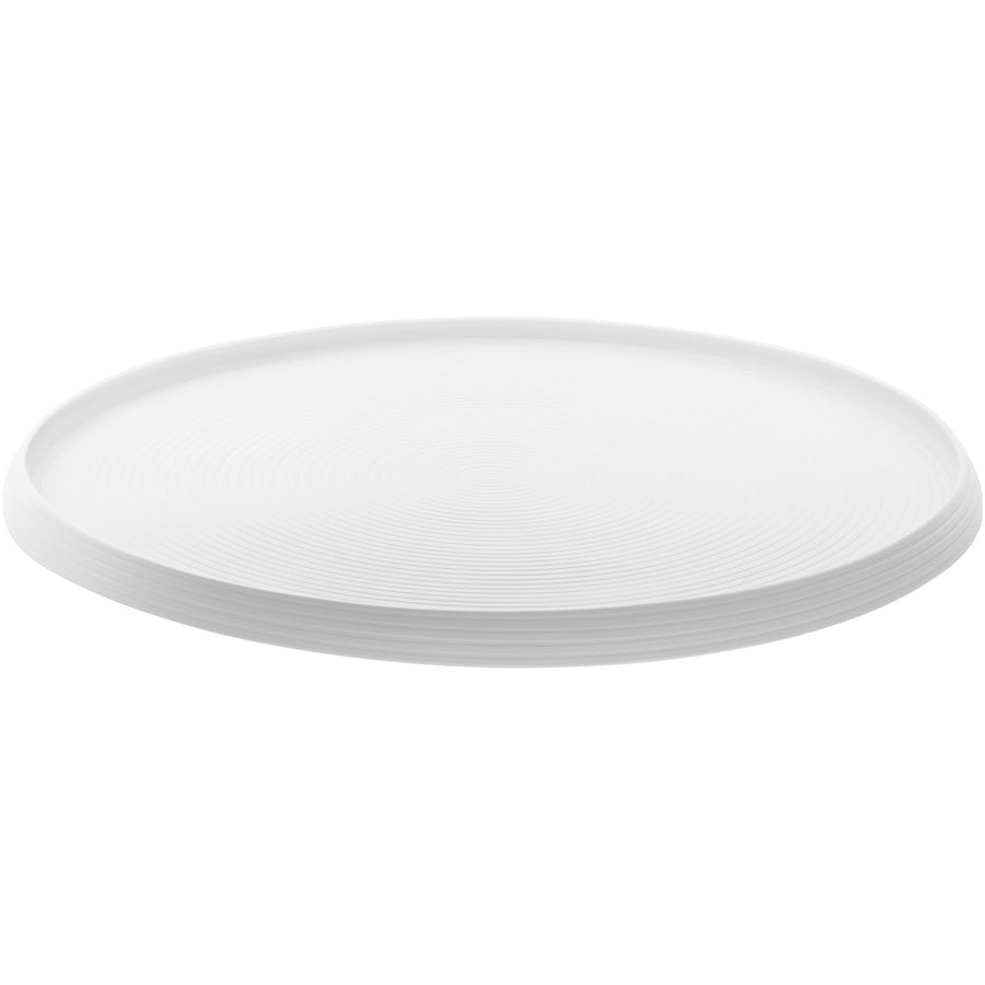 Ein schlichter weißer, runder Hering Berlin großes Tablett Pulse Teller auf weißem Hintergrund.