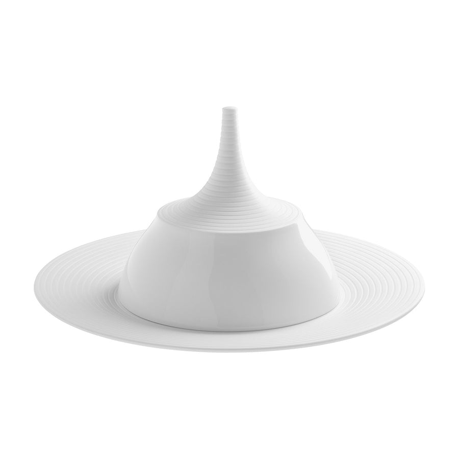 Ein weißer, konisch spiralförmiger Hering Berlin Cloche Pulse Hut auf weißem Hintergrund.