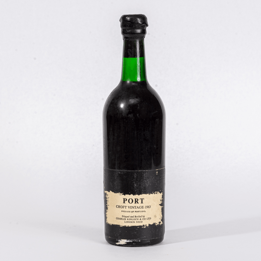 Eine Flasche Croft Vintage 1963 0,75l der Marke Croft mit Alters- und Sedimentspuren.