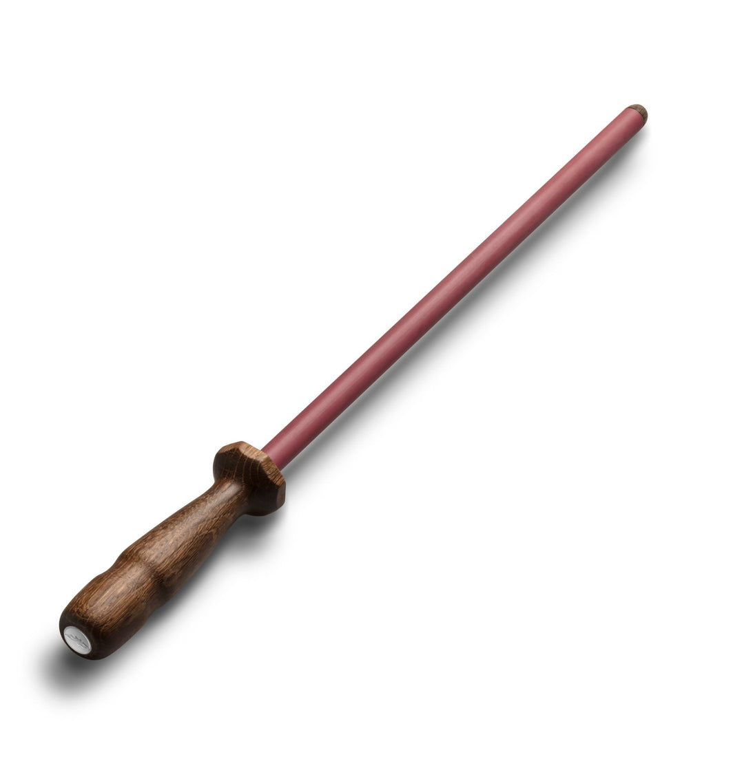 Abbildung eines Nesmuk Schärfstabes mit Holzgriff und rötlichem Schaft, konzipiert zum Messerschärfen, schräg liegend auf weißem Untergrund.