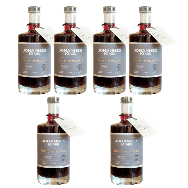 Sechs identische Flaschen Glühwein aus der Sylter Manufaktur *limitiert* in zwei Dreierreihen vor weißem Hintergrund angeordnet.