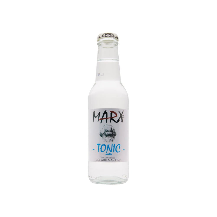 Eine klare Glasflasche Wilhelm Marx Tonic Water auf weißem Hintergrund.