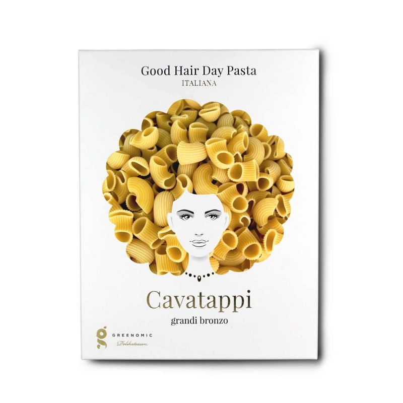 Ein kreatives Pasta-Verpackungsdesign mit Good-Hair-Day-Pasta – Cavatappi grandi bronzo-Nudeln, die so angeordnet sind, dass sie einer lockigen Frisur auf dem Kopf einer illustrierten Frau ähneln, mit dem Greenomic-Branding „Good-Hair-Day“.
