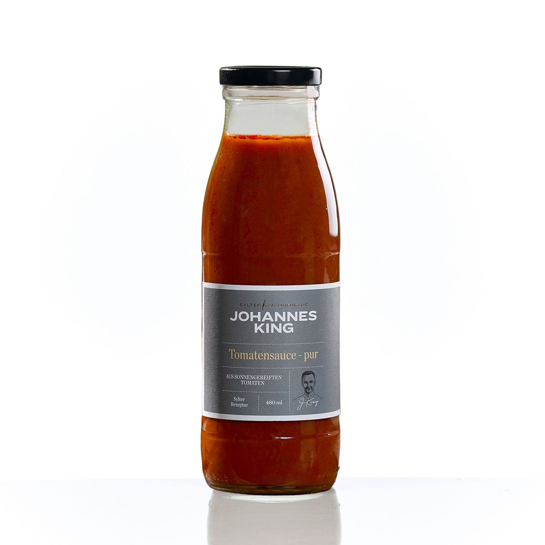 Eine Glasflasche Tomatensauce von Sylter Manufaktur Johannes King vor weißem Hintergrund, perfekt für das Bio-Pasta-Dinner für 4 *Classic*.