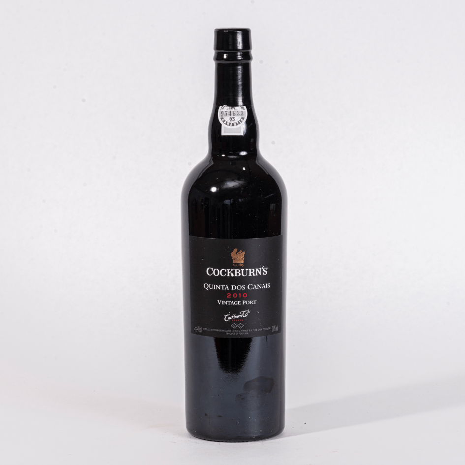 Eine Flasche Cockburn's Canais Vintage 2010 0,75l Portwein vor weißem Hintergrund.