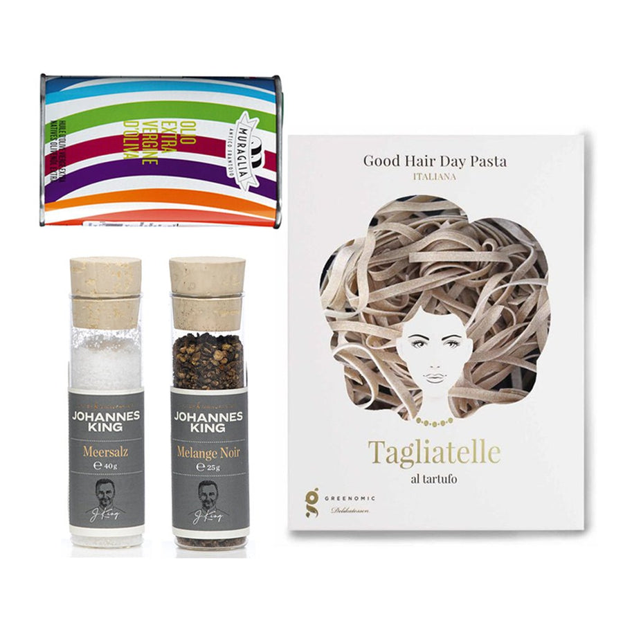 Pakete mit Gourmet-Lebensmitteln, darunter „Good-Hair-Day-Pasta“ mit italienischen Nudeln in Haarform und zwei Gewürzgläser der Sylter Manufaktur Johannes King.