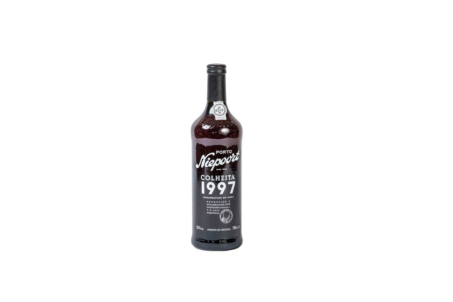Eine Flasche Niepoort Colheita 1997 0,75l Portwein isoliert auf weißem Hintergrund.