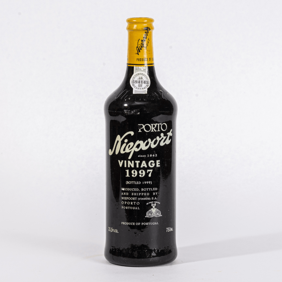 Eine Flasche Niepoort Vintage 1997 0,75l vor weißem Hintergrund.