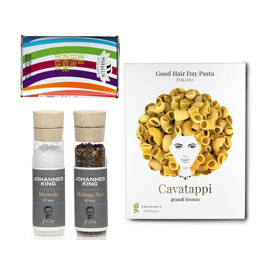 Gezeigt werden vier verschiedene Produktverpackungen, darunter ein Stück Seife, eine Schachtel Sylter Manufaktur Johannes King Good Hair Day Pasta und zwei Gläser mit Salz- und Pfeffermischungen.