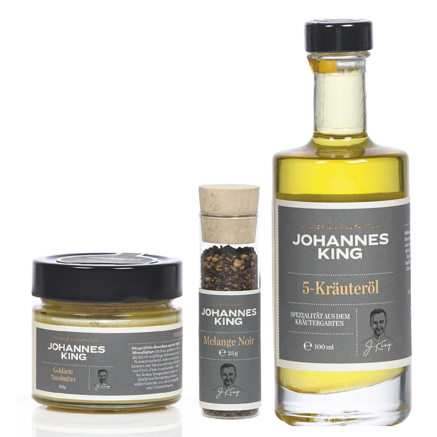 Verschiedene kulinarische Produkte der Sylter Manufaktur Johannes King, darunter ein Glas mit der Aufschrift Senf, ein Behälter mit „Mélange Noir“-Gewürzen und eine Flasche Gewürzöle (sp
Starkes Trio für Kochfreunde.